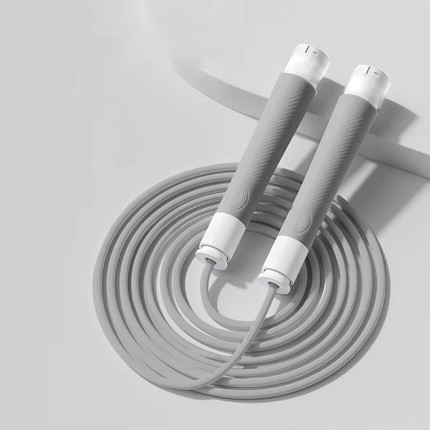 Ergonomic handle skipping rope